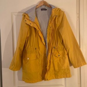 Women’s Yellow Hooded Lightweight Waterproof Rain Jacket. L. Cute striped lining